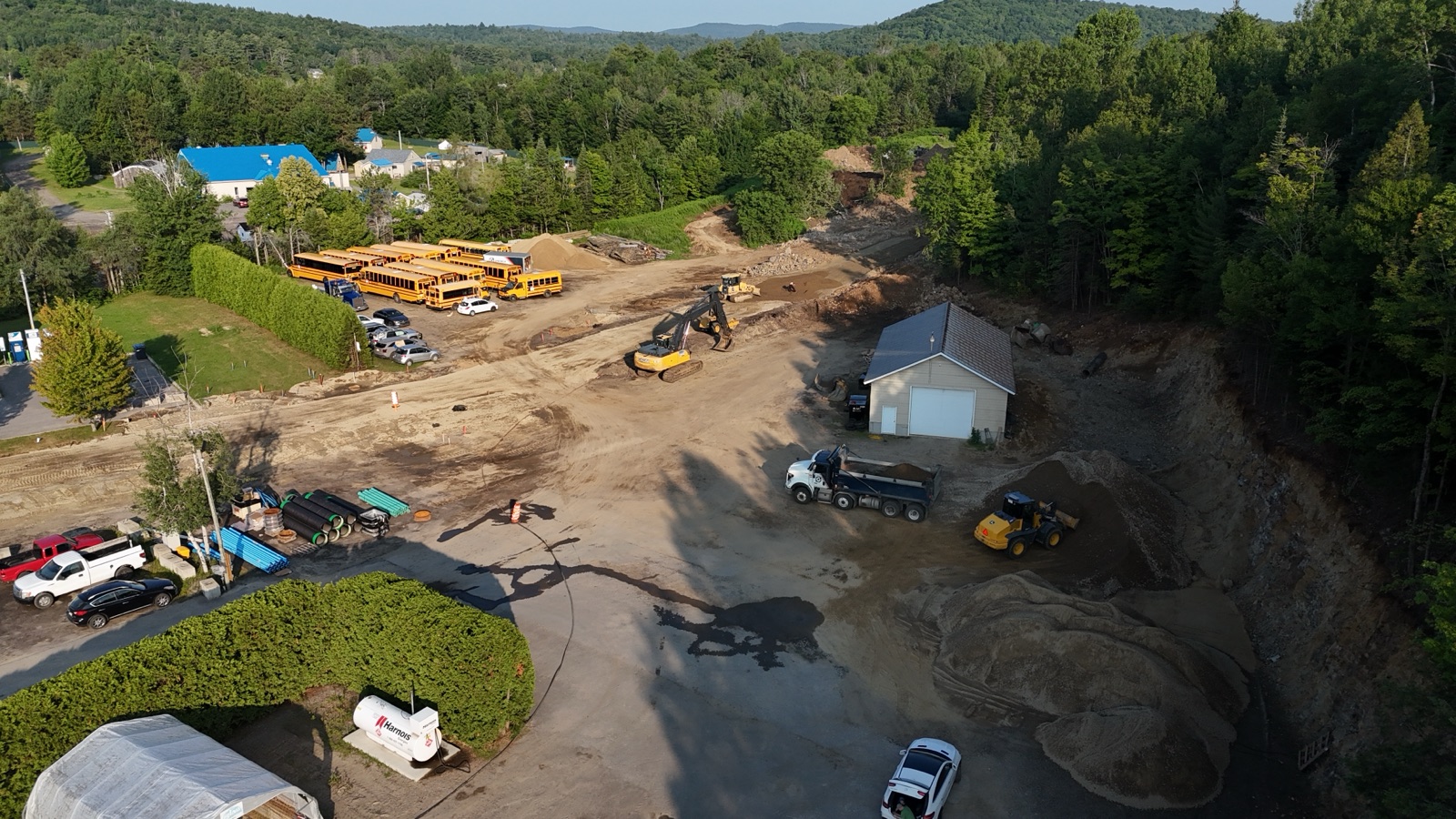 Les Loges du boisé — Saint-Alphonse-Rodriguez — Chantier de viabilisation : excavation et machinerie à l'œuvre
